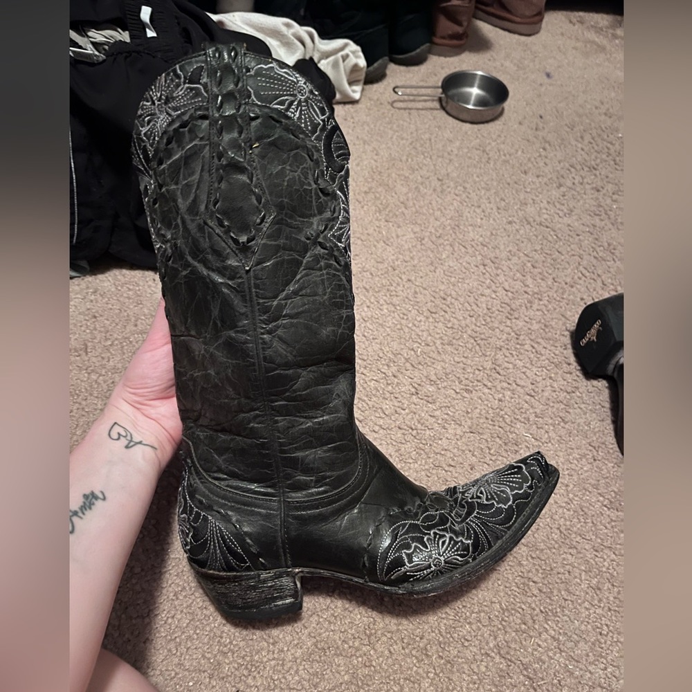 Beautiful floral black old gringo boots